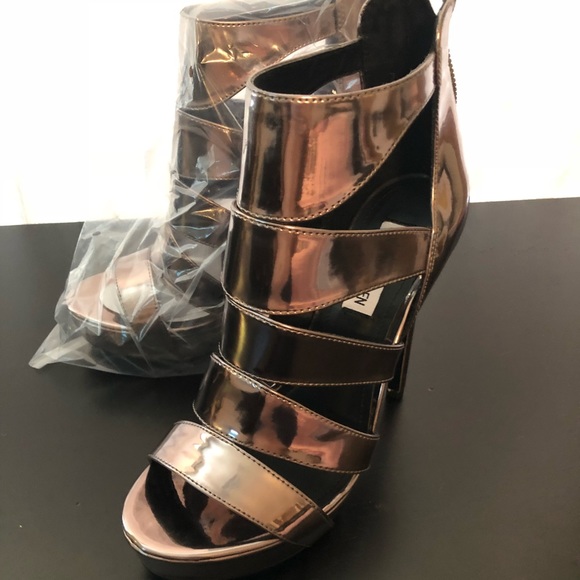 BRAND NEW Steve Madden Pewter Heels - Picture 5 of 7